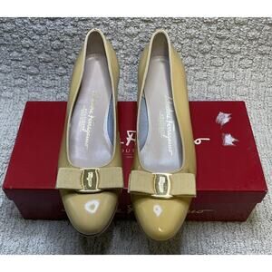 Salvatore Ferragamo Pumps Womens 8 C NIB Yellow Patent Leather Vara Lillaz Bow